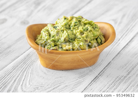 Bowl of guacamole 95349632