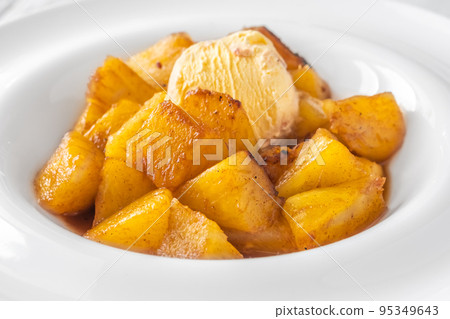 Slices of roasted pineapple Slices of roasted pineapple 95349643