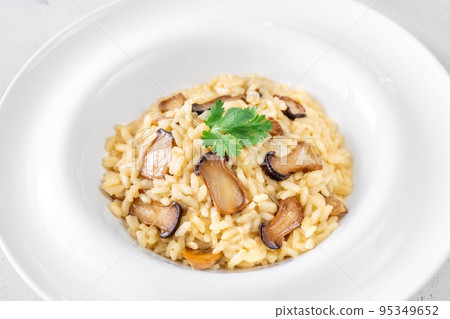 Portion risotto with mushrooms 95349652