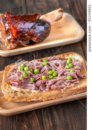 Ham hock meat sandwich 95349661