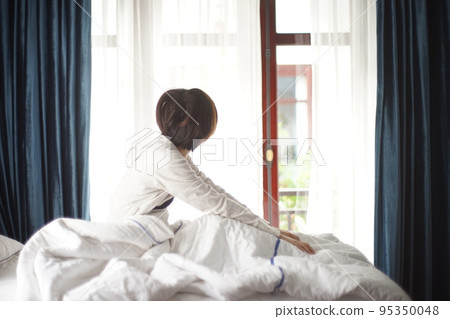 女人從床上起來，望著窗外 95350048