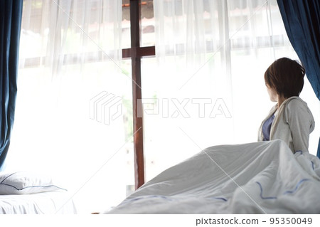 女人從床上起來,望著窗外 女人從床上起來,望著窗外 95350049