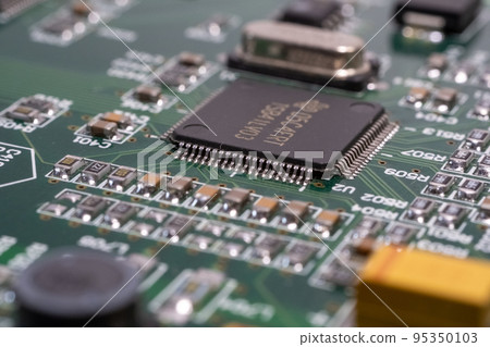 放置在計算機底座頂部的底座 95350103