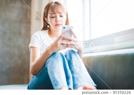 圖片 pho 和一個在智能手機上搜索的女人 95350226