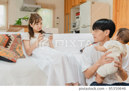 媽媽一邊看手機一邊不理她的家人 媽媽一邊看手機一邊不理她的家人 95350646