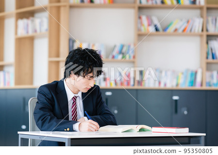 為考試學習的男高中生 95350805