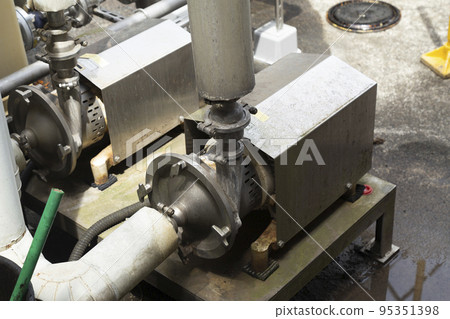 泵周圍的管道 95351398