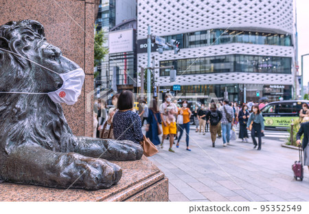Tokyo cityscape in Japan Elimination of immigration restrictions, rapid increase in foreign tourists visiting Japan, bustling Ginza = Sunday, October 16 Tokyo cityscape in Japan Elimination of immigration restrictions, rapid increase in foreign tourists visiting Japan, bustling Ginza = Sunday, October 16 95352549