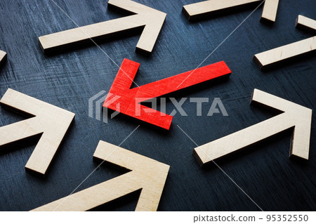 Concept of new different thinking and individuality. The red arrow is in the opposite direction to the rest. Concept of new different thinking and individuality. The red arrow is in the opposite direction to the rest. 95352550