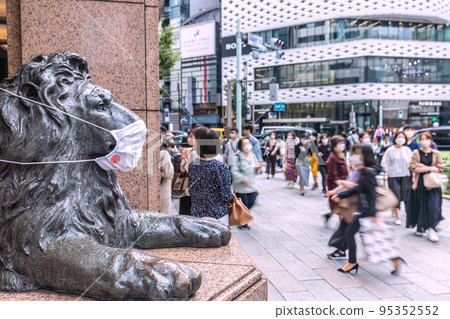 Tokyo cityscape in Japan Elimination of immigration restrictions, rapid increase in foreign tourists visiting Japan, bustling Ginza = Sunday, October 16 Tokyo cityscape in Japan Elimination of immigration restrictions, rapid increase in foreign tourists visiting Japan, bustling Ginza = Sunday, October 16 95352552