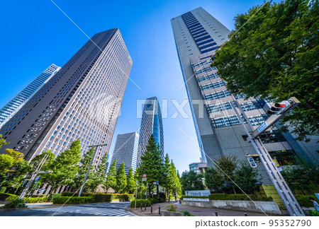 日本新宿副中心的東京城市景觀。工學院大學、新宿中心大樓、東京Mode學園繭塔等景觀 日本新宿副中心的東京城市景觀。工學院大學、新宿中心大樓、東京Mode學園繭塔等景觀 95352790
