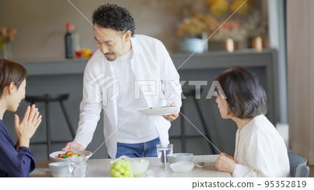 男子攜帶烹飪 95352819