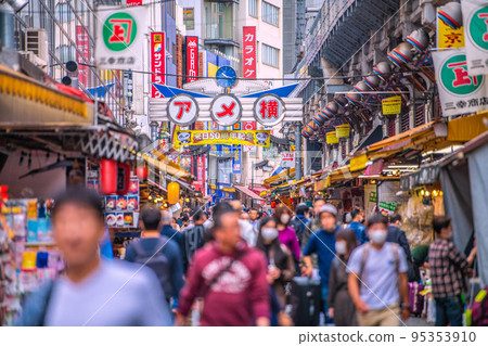 日本東京市容 入境限制解除,訪日外國遊客增多。擁擠的上野和 Ameyoko = 10 月 16 日,星期日,早上 日本東京市容 入境限制解除,訪日外國遊客增多。擁擠的上野和 Ameyoko = 10 月 16 日,星期日,早上 95353910