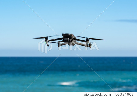無人機在岸上飛 95354005