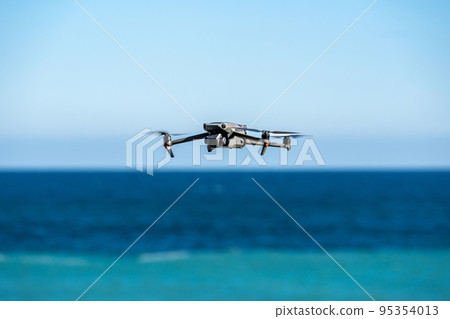 無人機在岸上飛 無人機在岸上飛 95354013