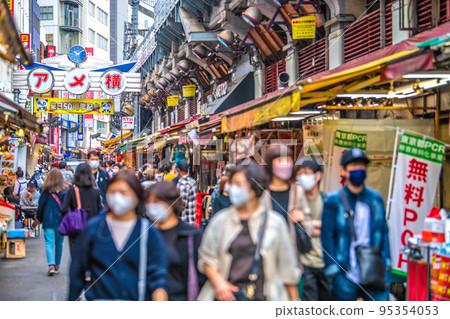 日本東京市容 入境限制解除,訪日外國遊客增多。繁華的 Ameyoko 的 PCR 檢測站 = 10 月 16 日 日本東京市容 入境限制解除,訪日外國遊客增多。繁華的 Ameyoko 的 PCR 檢測站 = 10 月 16 日 95354053