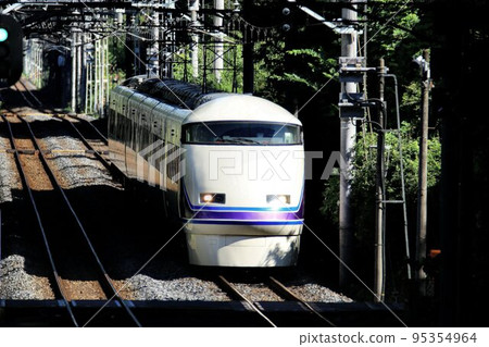 Going along the Nikko road in late summer...Tobu Limited Express "Spacia" to Nikko and Kinugawa on the luxury limited express 95354964