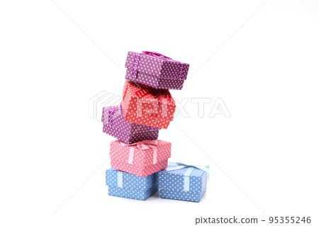 白色背景上的一堆禮品盒 白色背景上的一堆禮品盒 95355246