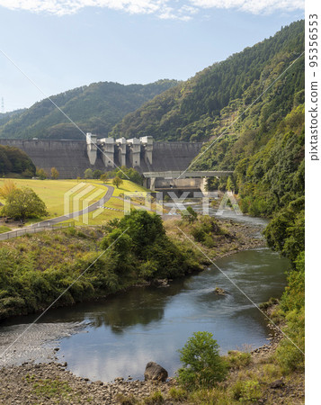 Scenery of Hiyoshi Dam and Spring Park in autumn Scenery of Hiyoshi Dam and Spring Park in autumn 95356553
