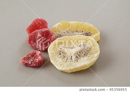 Dried fruit (strawberry, kiwifruit) 95356955