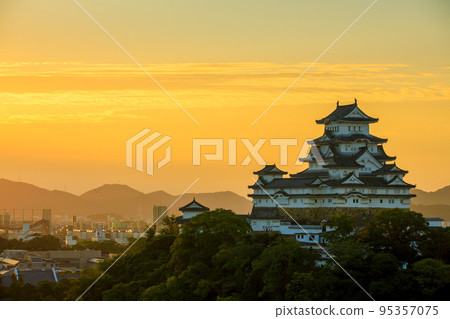 National Treasure Himeji Castle at dawn 95357075