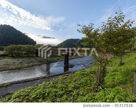美山町由良川上的長軛橋 美山町由良川上的長軛橋 95357816