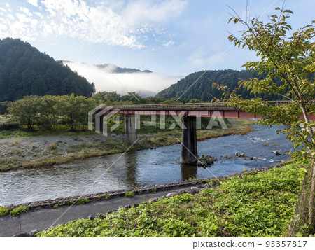 美山町由良川上的長軛橋 美山町由良川上的長軛橋 95357817