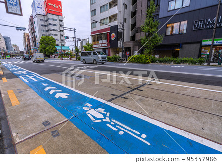 日本東京城市景觀 銀座線淺草站旁的自行車道。東武淺草站和後面的吾妻橋十字路口=10月16日 95357986
