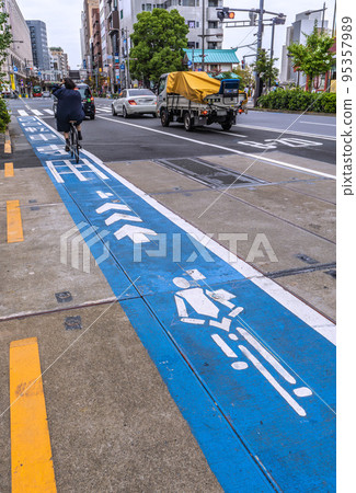 日本東京城市景觀 銀座線淺草站旁的自行車道。東武淺草站和後面的吾妻橋十字路口=10月16日 日本東京城市景觀 銀座線淺草站旁的自行車道。東武淺草站和後面的吾妻橋十字路口=10月16日 95357989