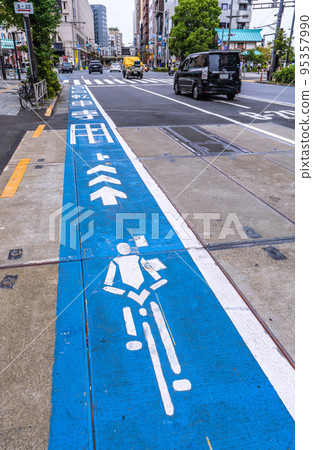 日本東京城市景觀 銀座線淺草站旁的自行車道。東武淺草站和後面的吾妻橋十字路口=10月16日 95357990