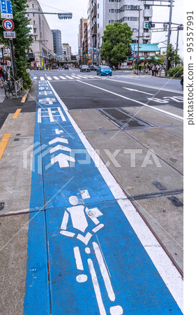 日本東京城市景觀 銀座線淺草站旁的自行車道。東武淺草站和後面的吾妻橋十字路口=10月16日 日本東京城市景觀 銀座線淺草站旁的自行車道。東武淺草站和後面的吾妻橋十字路口=10月16日 95357991