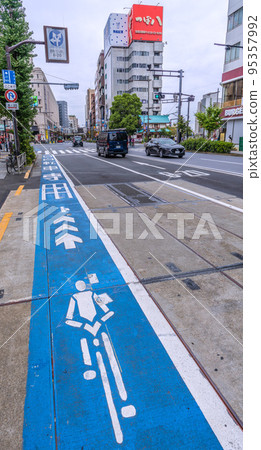 日本東京城市景觀 銀座線淺草站旁的自行車道。東武淺草站和後面的吾妻橋十字路口=10月16日 95357992