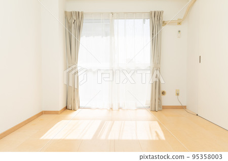 [Japan] White-walled flooring room with sunlight coming in through a large window 95358003