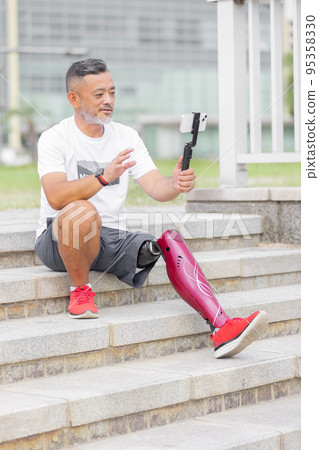 Disabled man with prosthetic leg SNS live distribution Disabled man with prosthetic leg SNS live distribution 95358330