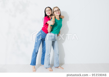 彩色 T 卹雙胞胎 95359048