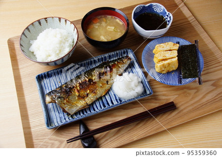 Grilled fish set meal breakfast 95359360