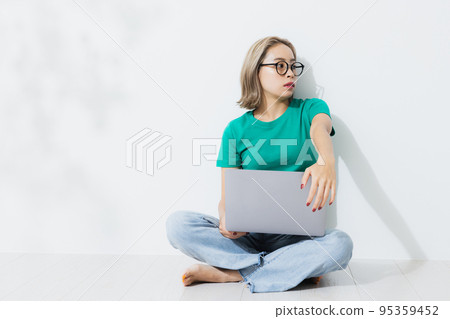 女性個人電腦 95359452