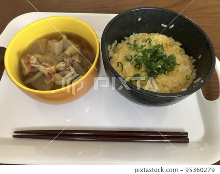 溫熱的肯欽湯和雞蛋蓋飯 95360279