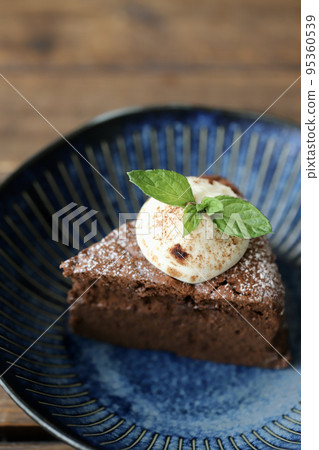 切巧克力蛋糕裝飾著新鮮奶油和薄荷 95360539