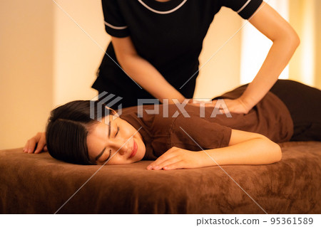 Female manipulative massage Osteopathic clinic Shiatsu Female manipulative massage Osteopathic clinic Shiatsu 95361589