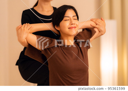 女性手法按摩整骨診所指壓按摩 95361599