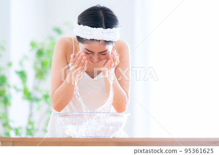 Face wash woman beauty beauty cleansing 95361625