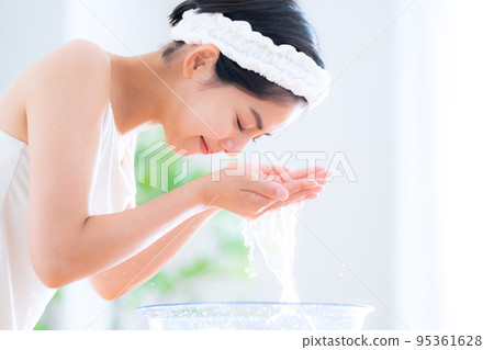 Face wash woman beauty beauty cleansing 95361628