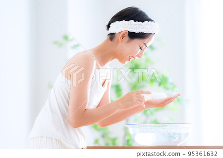 Face wash woman beauty beauty cleansing Face wash woman beauty beauty cleansing 95361632