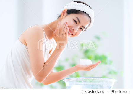 Face wash woman beauty beauty cleansing Face wash woman beauty beauty cleansing 95361634