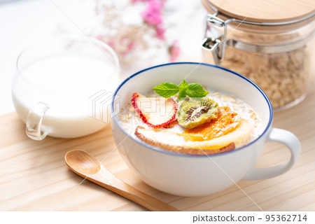 隔夜的麥片 95362714