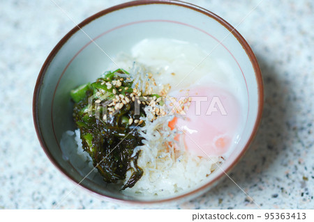 溫泉蛋、粘紫菜和秋葵蓋飯 95363413