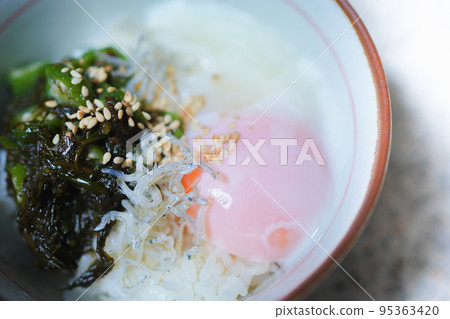 溫泉蛋、粘紫菜和秋葵蓋飯 95363420