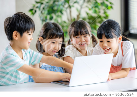 小學生看PC 95363554