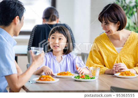 家庭餐廳的家庭用餐 95363555
